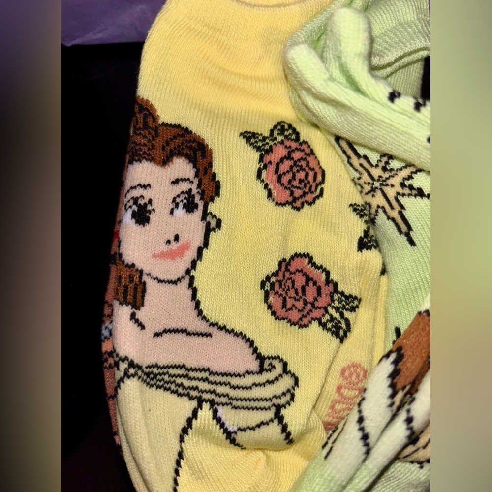 Disney Makeup Eraser Set  w/ 3 lip glosses and set of 5 socks - Picture 7 of 14